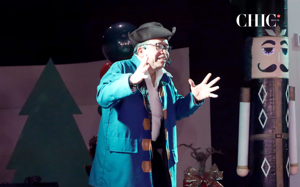 La tarde comenzó con las historias de la magia de la navidad de Eddy Cuenta Cuentos, mientras los niños disfrutaban del espectáculo