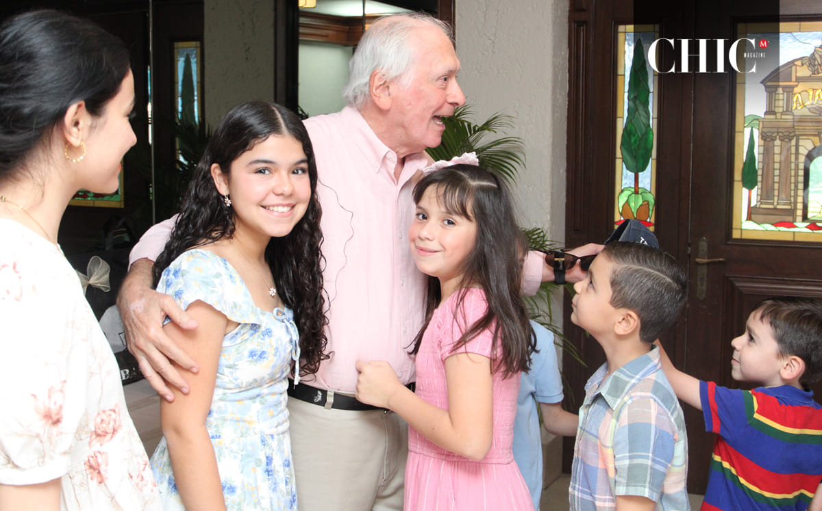 Memo Maron cumplió 81 años y, para celebrarlo, su esposa Mari de Maron y sus hijos Guillermo, Daniel y Yammel organizaron una comida sorpresa