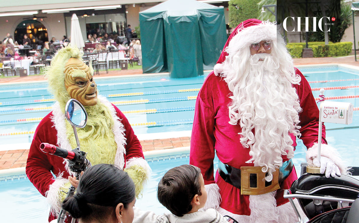 Santa Claus y el grinch durante la posada