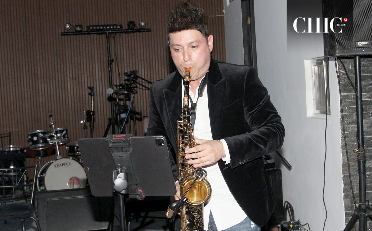 La velada estuvo amenizada por la voz de Zulema Rodríguez, acompañada por el saxofonista Alejandro Barragán