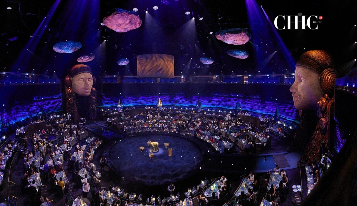 El teatro de LUDÕ, inspirado en una flor de loto, envuelve al público en una experiencia acuática de 360°.