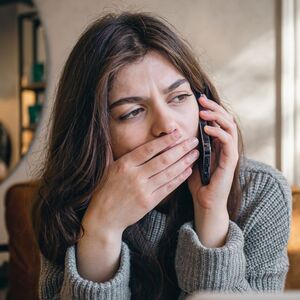 Colgar una llamada spam en silencio puede aumentar futuras estafas (Freepik)