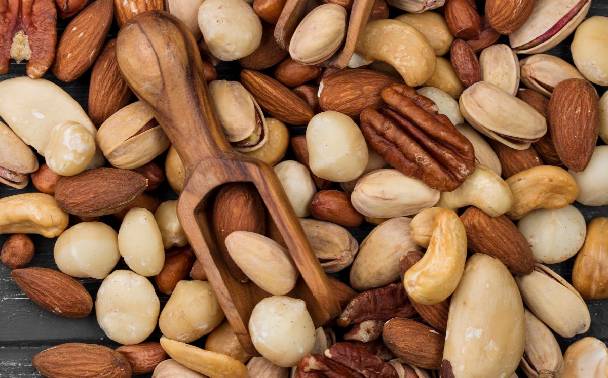 Estudios citados por Harvard señalan que consumir este fruto seco con regularidad puede ayudar a la salud (Freepik)