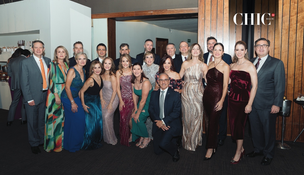 Los papás de la novia con algunos de sus mejores amigos / Foto: VGS Photography