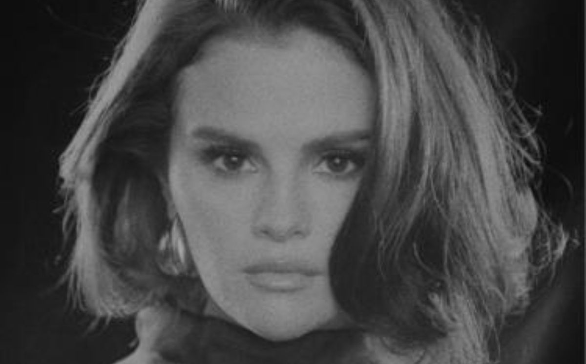 El rostro de Selena Gomez con bótox en "In The Dark" (YouTube)