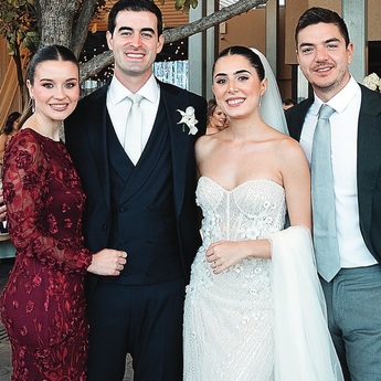 Alejandra Graza, los novios y Jorge Junco / Foto: VGS Photography