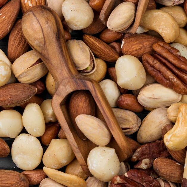 Estudios citados por Harvard señalan que consumir este fruto seco con regularidad puede ayudar a la salud (Freepik)