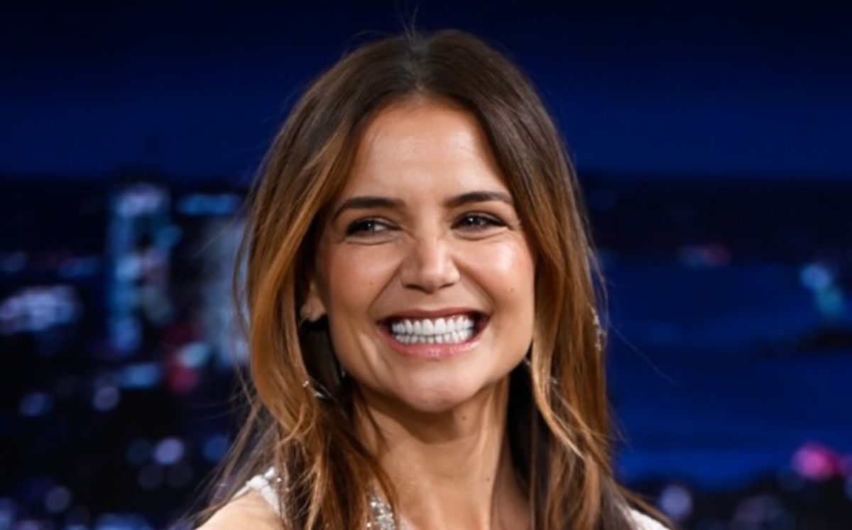 Katie Holmes impone una de las combinaciones más elegantes: derbies franceses de los 70 con jeans acampanados.