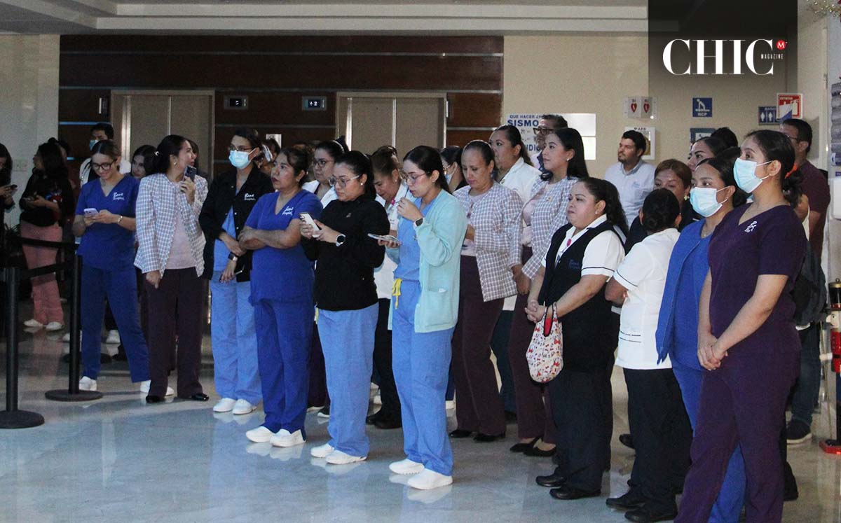 Personal administrativo y médico estuvieron presentes en el encendido de pino en las instalaciones del hospital