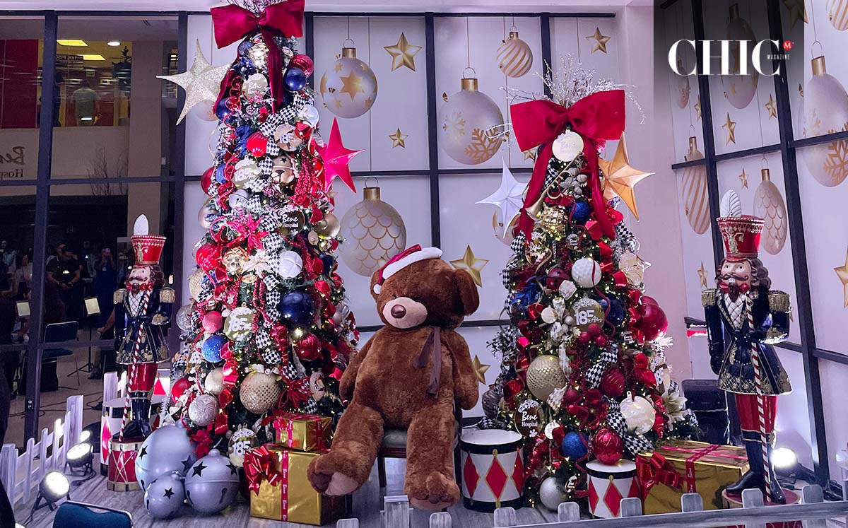 El pino lució una decoración con moños rojos, osos de peluche y los tradicionales cascanueces