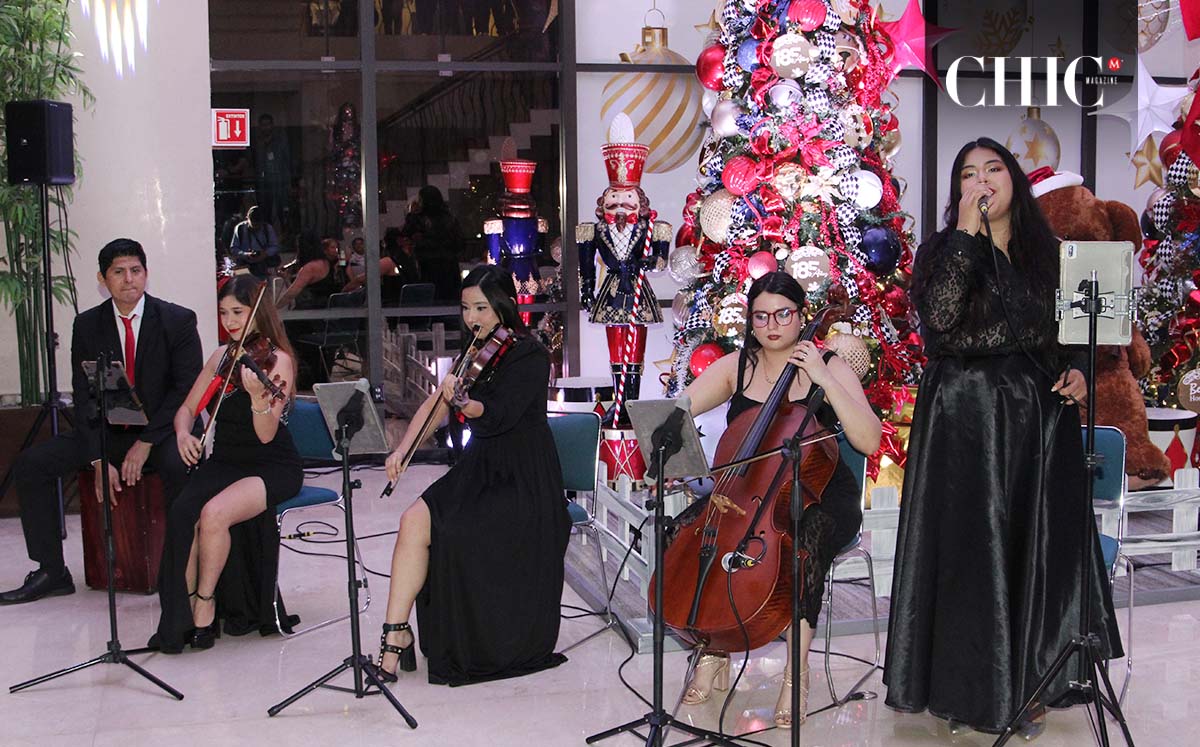 Los asistentes disfrutaron de la interpretación de villancicos navideños