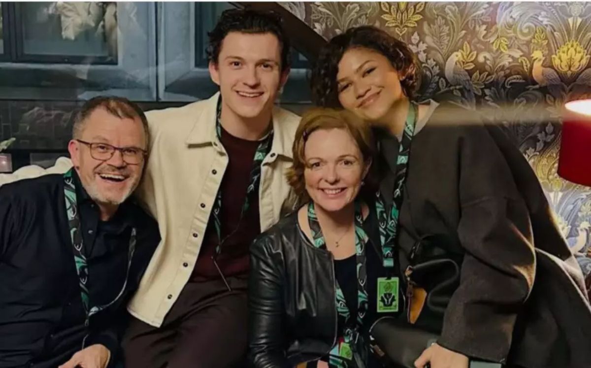 Zendaya con los padres de Tom Holland (Instagram)