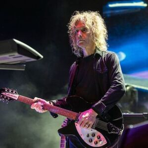 Fallece Perry Bamonte, guitarrista clave de “The Cure”. La banda confirma la noticia y rinde homenaje a su legado musical.