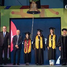 Álvaro Fernández, presidente de Consejo de la UDEM; Jorge Ramos, orador; Abril Paul, Daniela Villarreal, Natalia Zertuche y Mario / Fotos: Omar Valdez