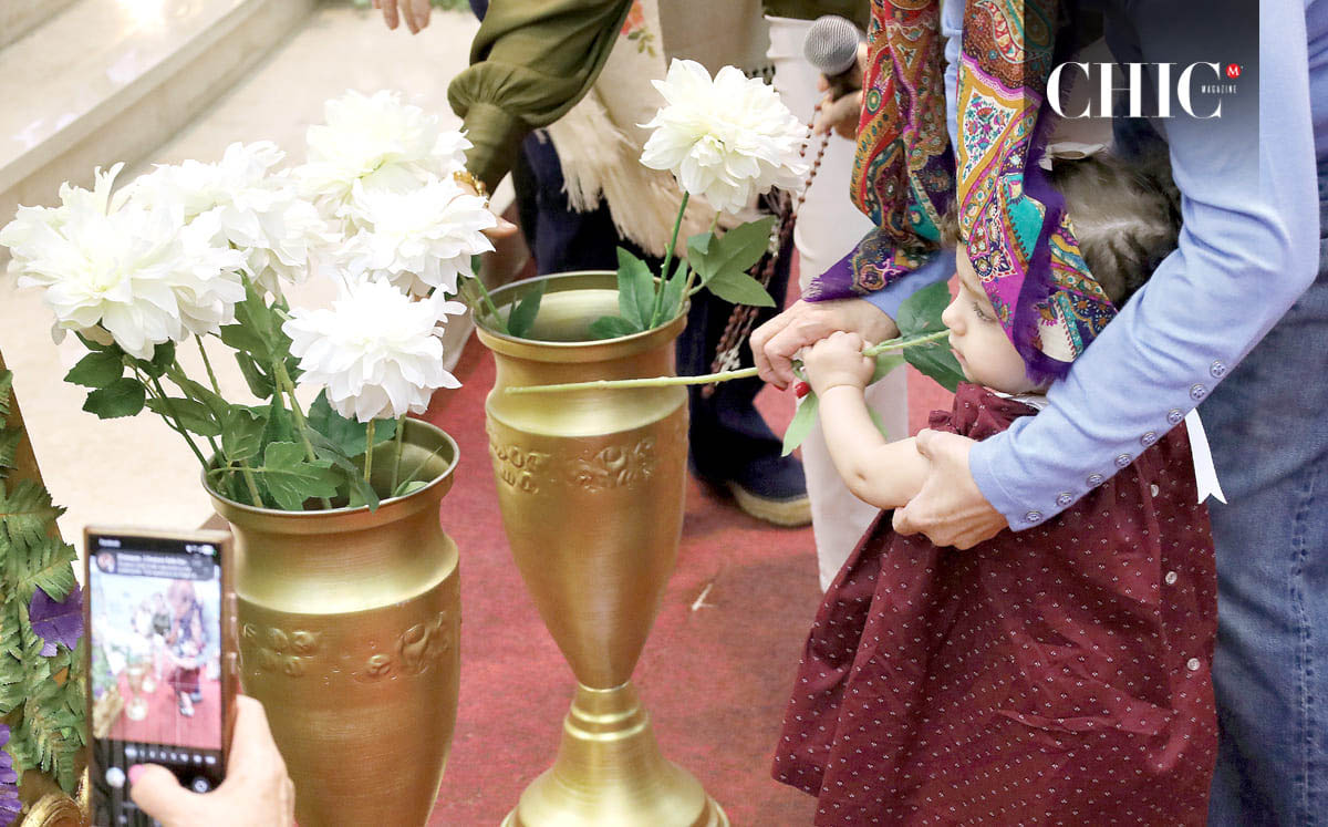 Uno de los momentos más especiales fue cuando los niños participaron en el ofrecimiento de flores y en el rosario