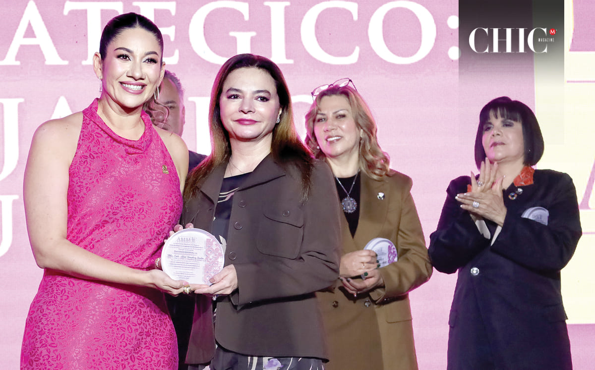 Lorena Rivera hizo entrega de los reconocimiento a Carla Humphrey