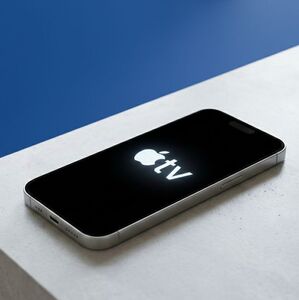 Rumores indican  que Apple TV estaría apostando por la integración de IA, videojuegos de consola y una Siri renovada (Foto: Gemini IA)