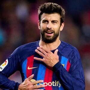 Un video muestra a Gerard Piqué siendo seguido por fans mientras suena una canción de Shakira (Getty Images)