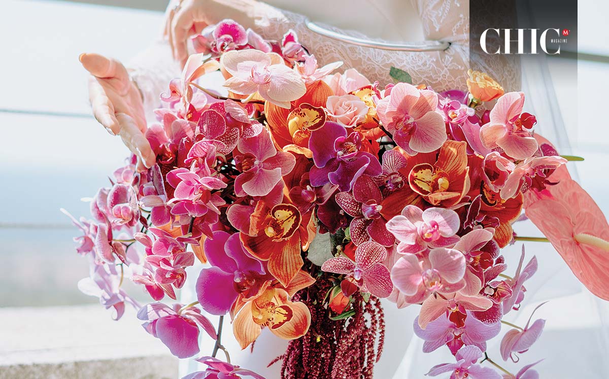 Las orquídeas fueron las protagonistas, en tonos magenta, púrpura y fucsia, con sutiles acentos en colores tierra y anaranjados