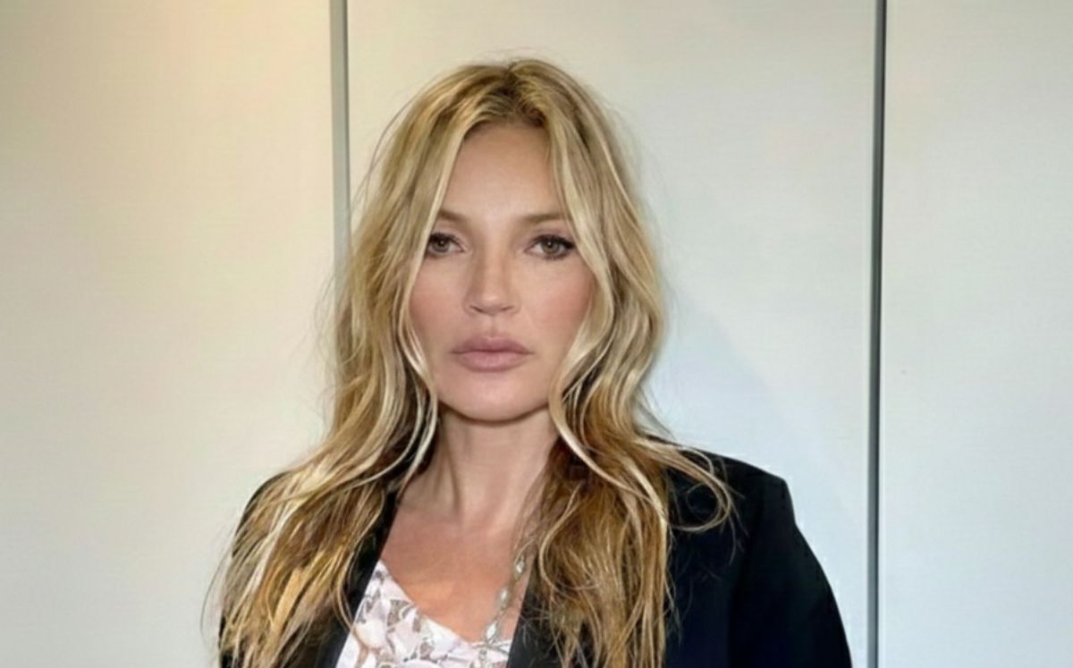 Los jeans rectos serán el básico definitivo de 2026 como los usaba Kate Moss (Instagram/IA)