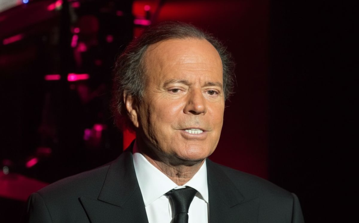 Dos mujeres acusan a Julio Iglesias de agresión sexual y te decimos qué es lo que está pasando con el cantante (IA)