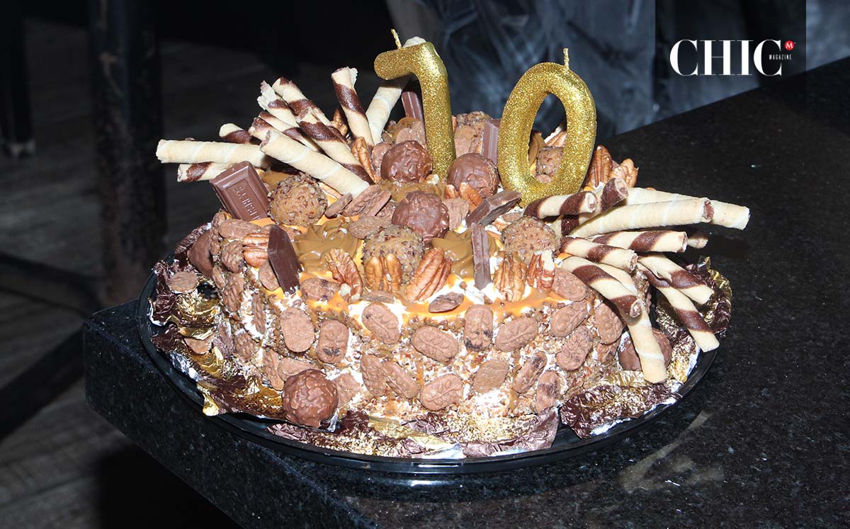 El pastel contó con una variedad de chocolates que disfrutaron los asistentes