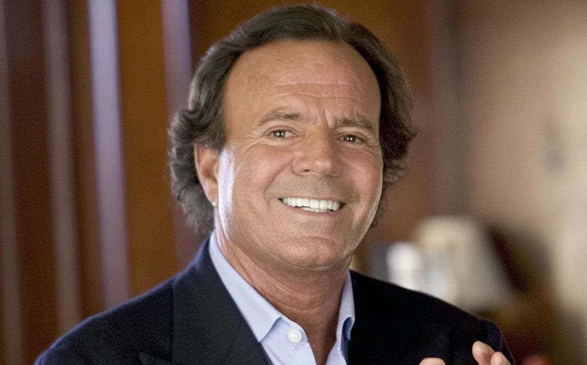 Julio Iglesias negó las acusaciones en su contra y defendió su dignidad en un mensaje que ya genera reacciones (X)