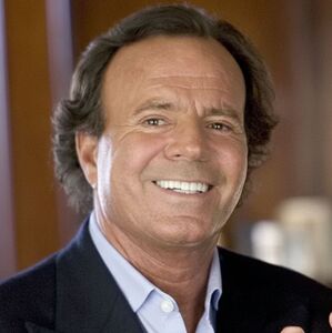 Julio Iglesias negó las acusaciones en su contra y defendió su dignidad en un mensaje que ya genera reacciones (X)
