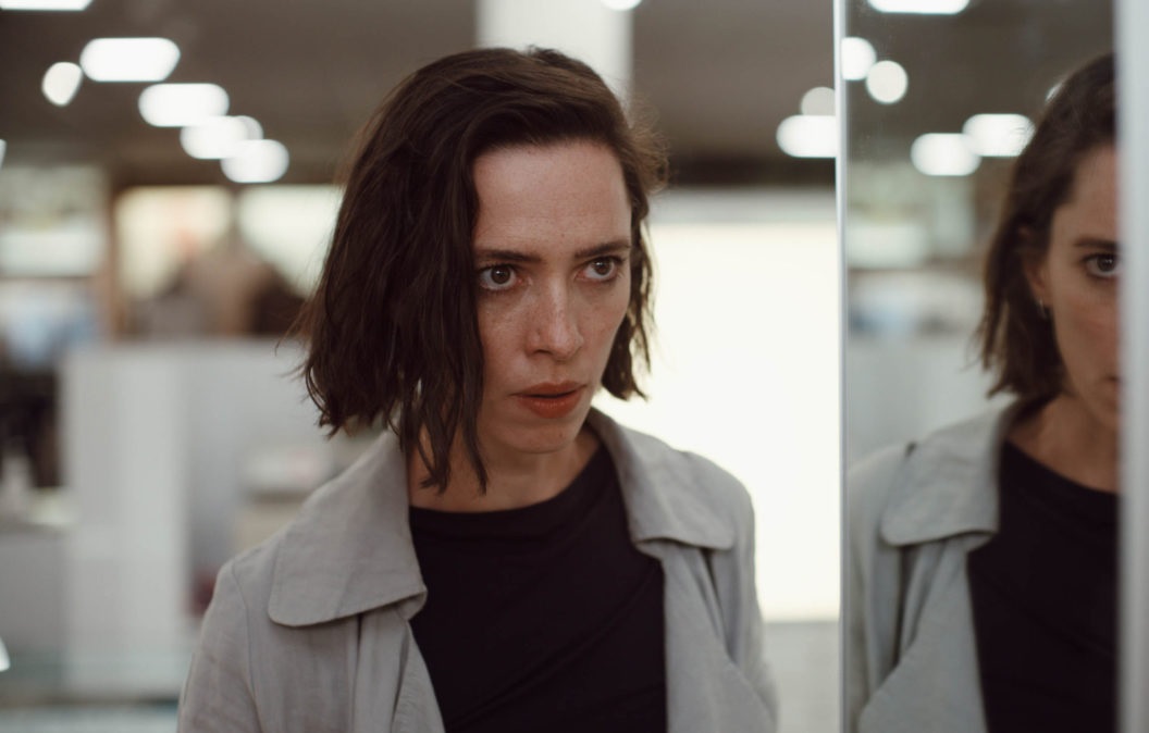 Ashton Kutcher es The Corporation (Foto: Disney Plus)