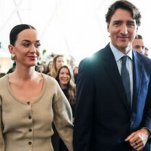 Katy Perry acompaña a Justin Trudeau al Foro de Davos (X)