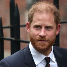 Príncipe Harry llora en tribunal de Londres por juicio contra tabloides (Foto: Reuters)