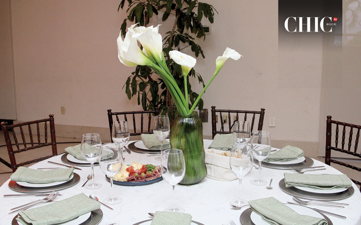 El salón lucía una decoración en tonos verdes, donde destacaban los centros de mesa con alcatraces