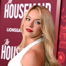 Sydney Sweeney fue captada colgando sostenes en el cartel de Hollywood y podría enfrentar cargos legales (Getty Images)
