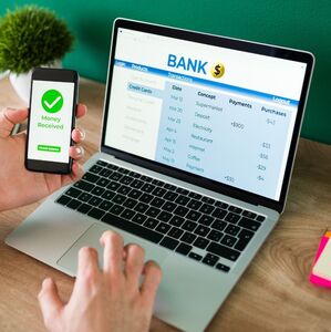 Depósitos en efectivo, transferencias y discrepancia fiscal: lo que sí revisa el SAT en 2026 (Freepik)