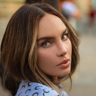 Belinda cambia de look en Madrid para interpretar a Carlota (Instagram)