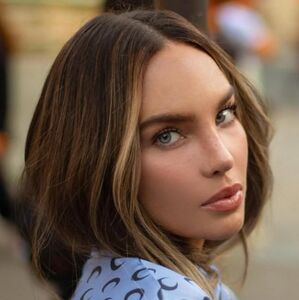 Belinda cambia de look en Madrid para interpretar a Carlota (Instagram)