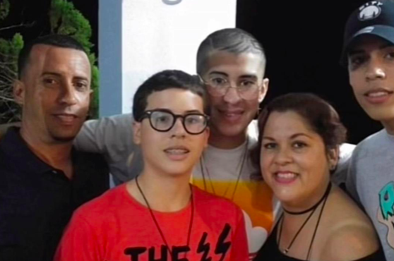 Bad Bunny con su mamá y familia (TikTok)