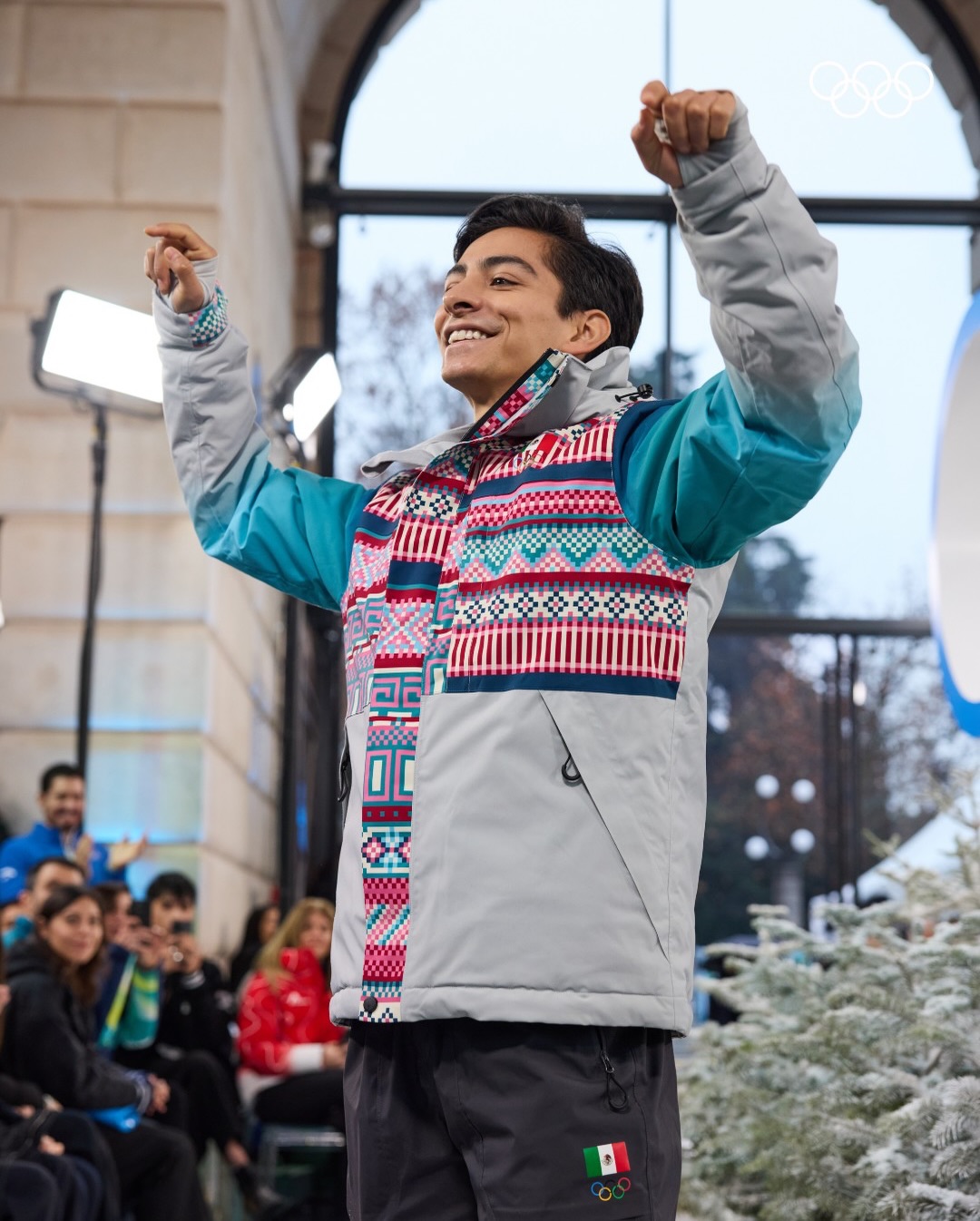 Donovan Carrillo con el uniforme oficial de México en Milano-Cortina 2026 (Juegos Olímpicos)