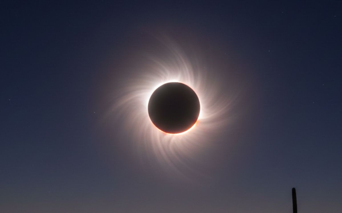 El próximo eclipse solar no será visible desde México. Te explicamos por qué y en qué lugares del mundo sí podrá observarse (IA)