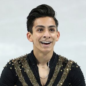 Donovan Carrillo porta la bandera mexicana en los Juegos Olímpicos 2026 (Getty Images)