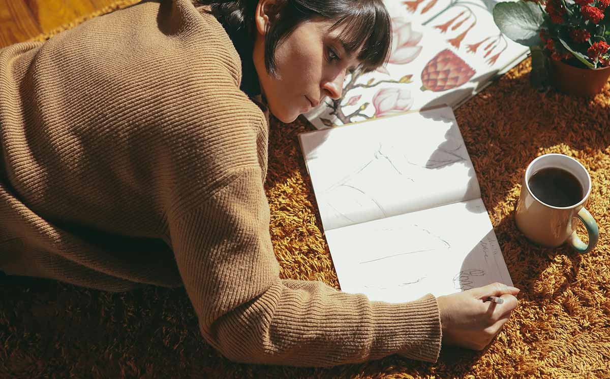 La decisión de quedarse en casa suele interpretarse como timidez o falta de interés social. (Foto: Pexels)