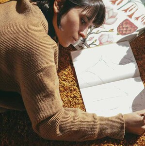 La decisión de quedarse en casa suele interpretarse como timidez o falta de interés social. (Foto: Pexels)