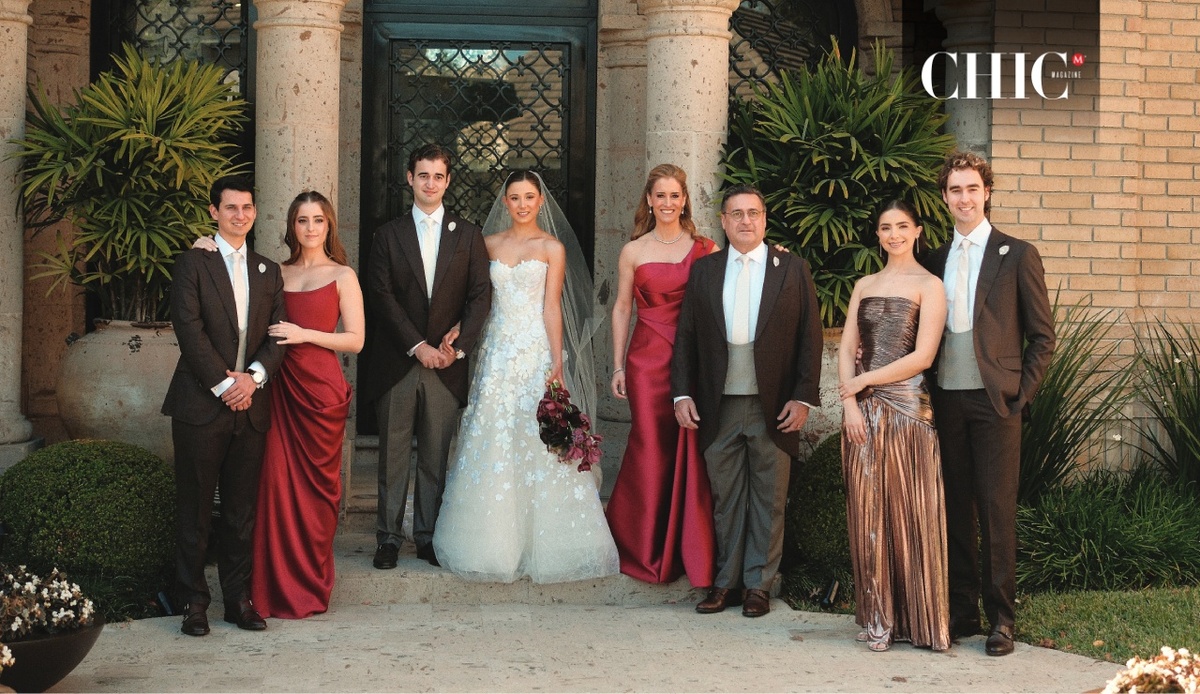 Marian Llovera y Diego Garza junto a su familia / Foto: Velora Weddings