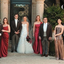 Marian Llovera y Diego Garza junto a su familia / Foto: Velora Weddings