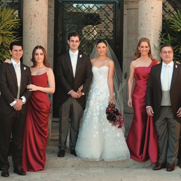 Marian Llovera y Diego Garza junto a su familia / Foto: Velora Weddings