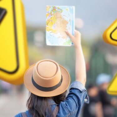 Guía completa para evitar estafas al reservar vuelos y paquetes en línea (Freepik/Canva)