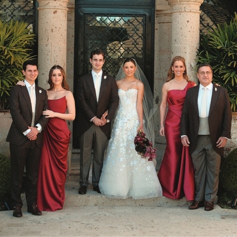 Marian Llovera y Diego Garza junto a su familia / Foto: Velora Weddings