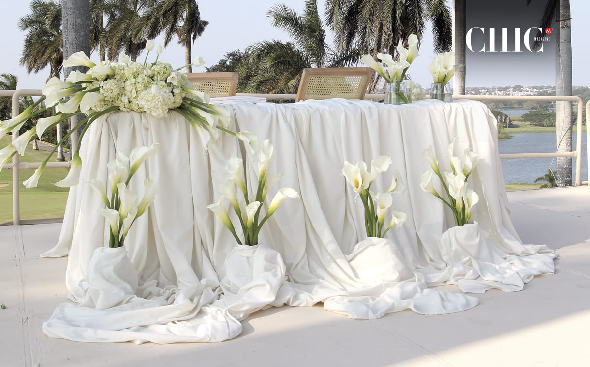 El espacio se complementó con un montaje de telas en tonos blanco y arena, además de flores