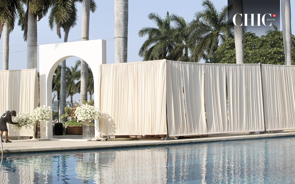 El espacio se complementó con un montaje de telas en tonos blanco y arena