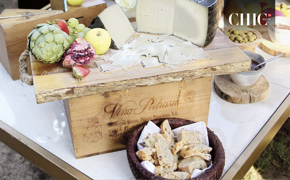 Los invitados disfrutaron de una tabla de quesos y charcutería